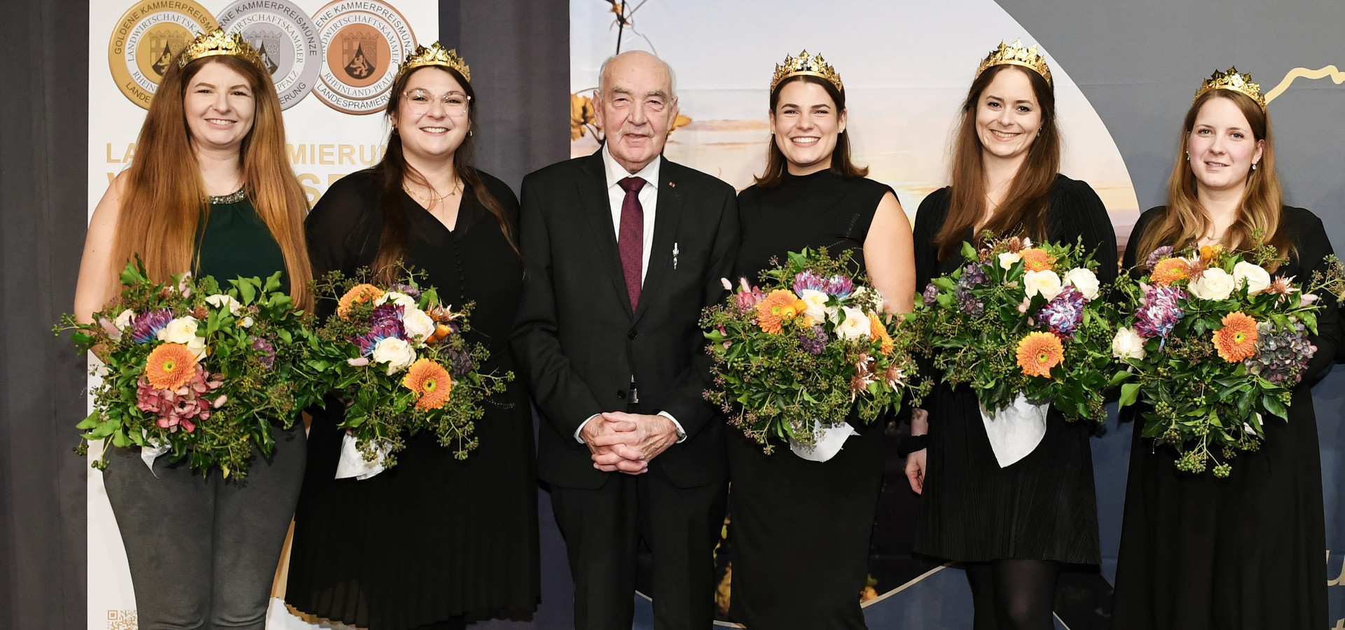 Kammerpräsident Schindler posiert mit den rheinhessischen Weinmajestäten.