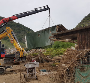 Aufbau eines Hauses mit einem Bagger 