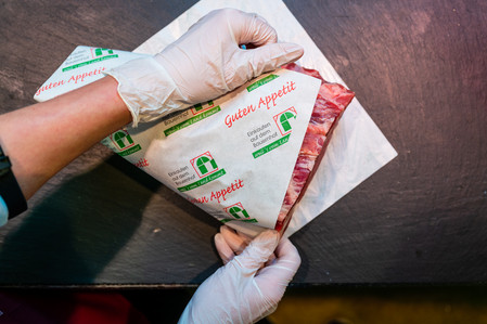 Fleisch welches in Papier verpackt wird