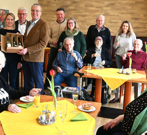 Gruppenfoto mit Weinübergabe