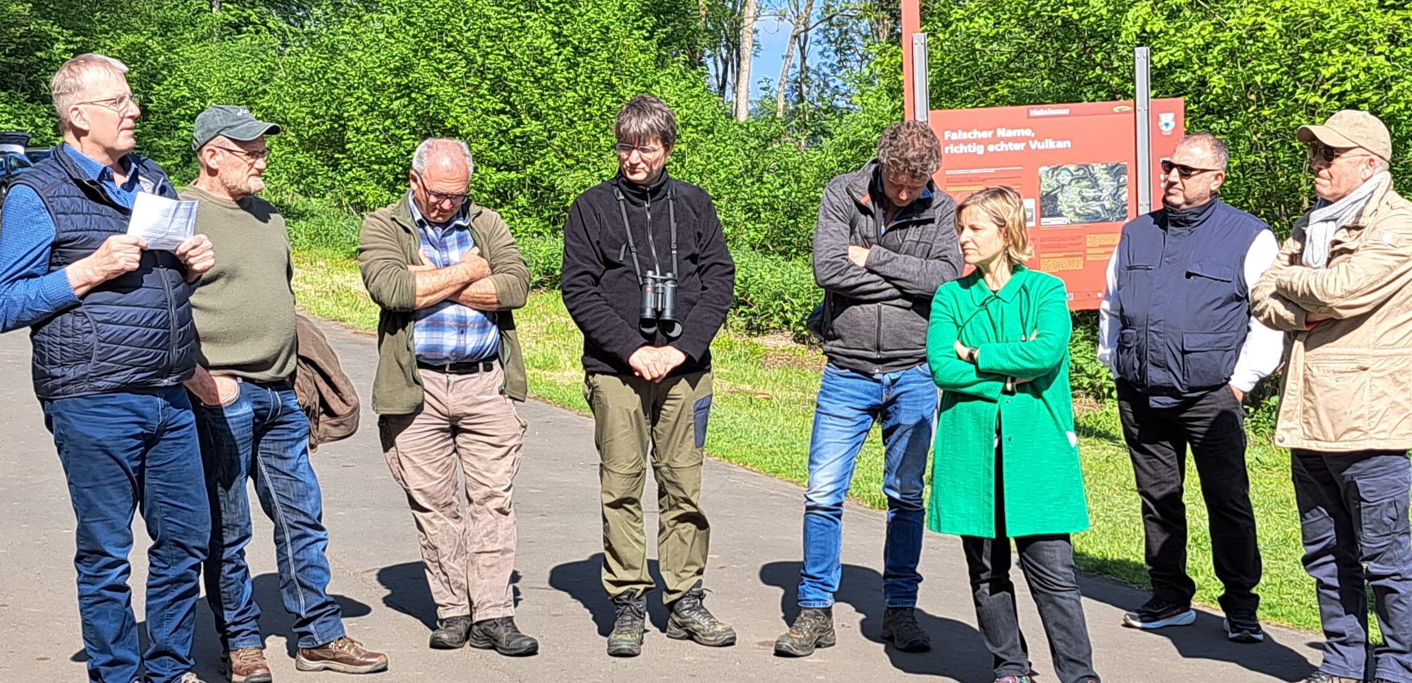 Vize-Präsident Horper (links) und Klimaschutzministerin Eder (3. von rechts) beim Ortsbesuch in der Eifel.