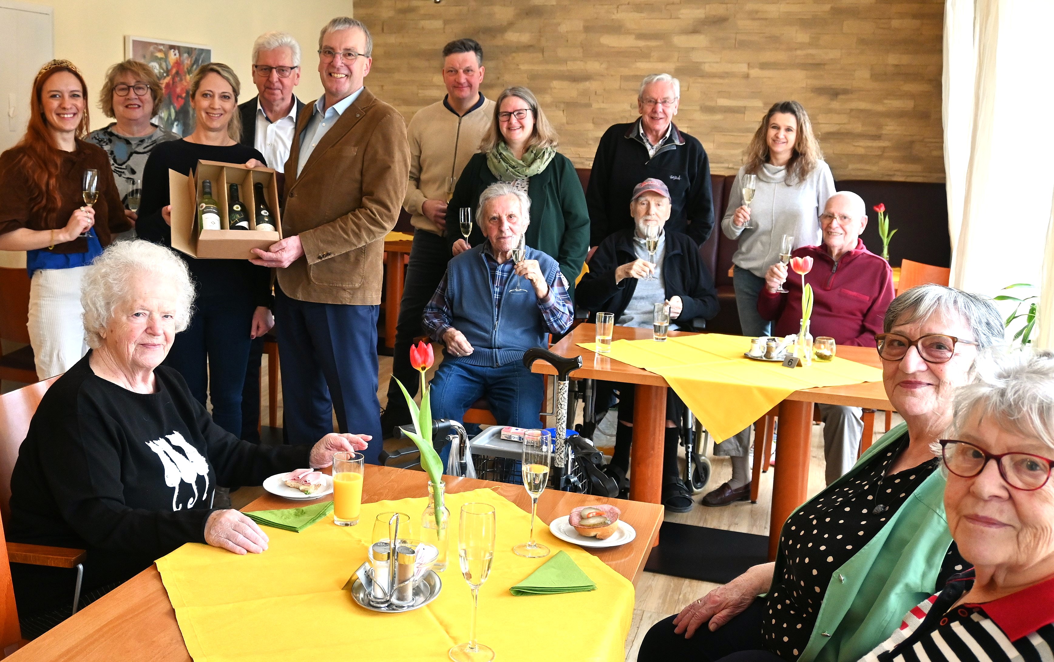 Gruppenfoto mit Weinübergabe